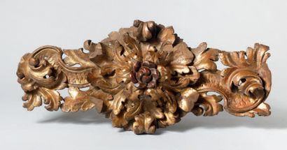 null Élément décoratif en bois sculpté et doré représentant une large rosace au centre,...