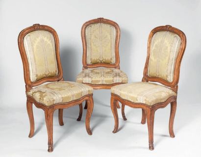 null Suite de six chaises à châssis en bois naturel mouluré et sculpté de feuillages...