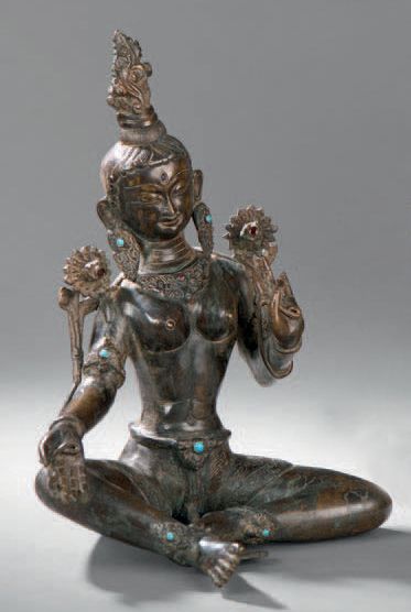 null Épreuve en bronze à patine dorée et polychrome représentant un Bouddha assis...