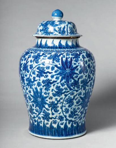 CHINE Potiche couverte de forme balustre en porcelaine à décor en camaïeu bleu de...