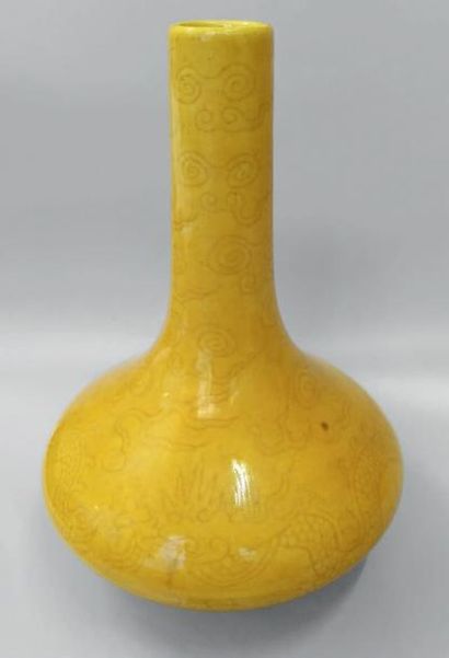 null Petit vase à long col en porcelaine jaune à décor de dragons.
Haut.: 12 cm
Marque...