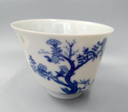 null Petit bol en porcelaine bleue et blanche à décor d'arbre fleuri.
Haut.: 4,8...