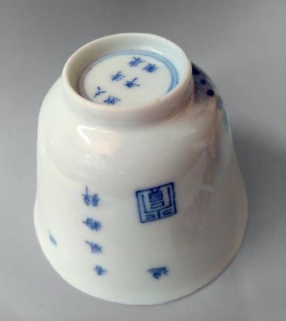 null Petit bol en porcelaine bleue et blanche à décor d'arbre fleuri.
Haut.: 4,8...