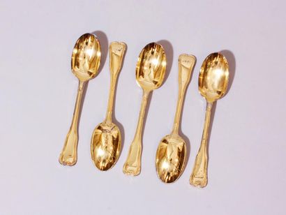 null Série de cinq cuillères à dessert en métal doré, modèle Régence. Bon état, légères...