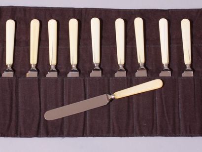 null Série de onze couteaux à dessert, manches en ivoire, lames en acier signées...
