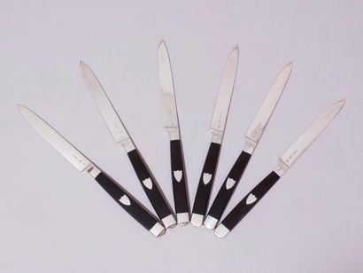 null Série de six couteaux à fruits, manches en ébène à décor d'un écusson en argent...