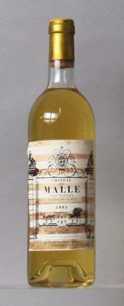 null Une bouteille CHÂTEAU de MALLE 2é CC – Sauternes 1983 Etiquette tachée, niveau...