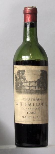 null Une bouteille CHÂTEAU SMITH HAUT LAFITTE « Martillac » 1939 Niveau bas.