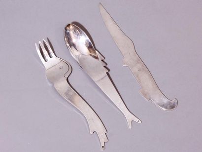 null Couvert de service en métal argenté ; la fourchette figurant un oiseau, la cuiller...