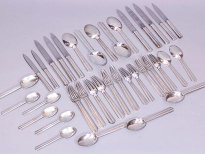 null Ménagère en métal argenté de 37 pièces composée de 6 fourchettes, 5 cuillers...