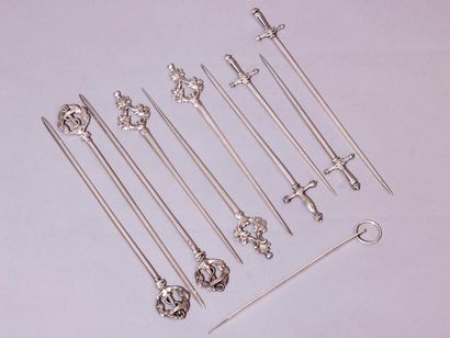 null Lot de 11 brochettes en métal argenté (4 modèles différents).