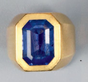 null Bague chevalière en or jaune 18K (750°/00) sertie clos d'un saphir taillé à...