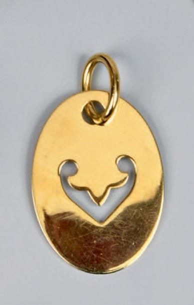 OJ PERRIN Médaille ovale en or jaune 18K (750°/00) ajourée d'un coeur.
Signée OJP.
Dim.:...