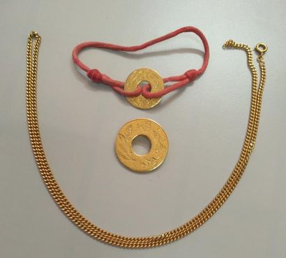 La Ronde des Fleurs 
Bracelet et médaille en or jaune 18K (750°/00) motifs de disques...