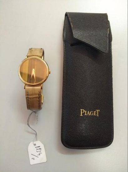 PIAGET Montre de dame en or jaune 18K (750°/00), cadran muet signé à fond d'oeil...