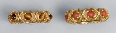 null Deux bagues croisillons en or jaune 18K (750°/00) ornées de cabochons de corail...