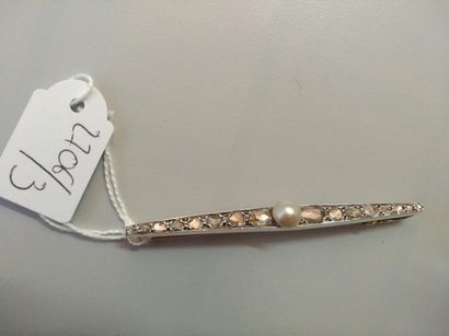 null Broche barrette avec perle en or 18K (750°/00) son centre entouré de diamants...