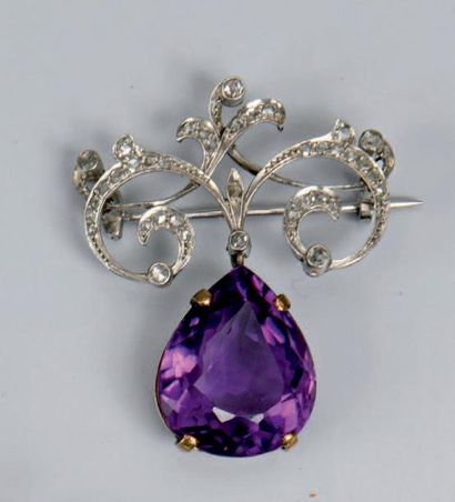 null Broche en or deux tons 18K (750°/00) composée d'un enroulement floral serti...