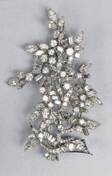 null Broche en or gris 18K (750°/00) rinceaux fleuris sertis de diamants taillés...