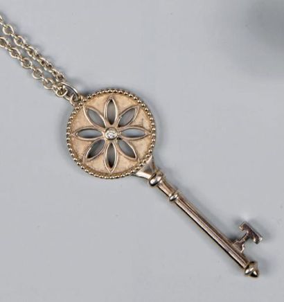 TIFFANY Collier en argent (925°/00) composé d'un pendentif «clé» centré d'un diamant...