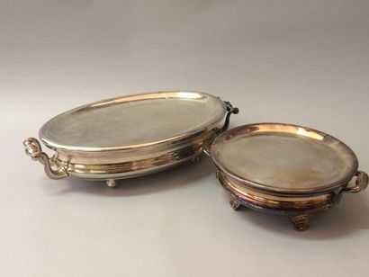 null DEUX CHAUFFE PLATS ovales en métal argenté.
XIXe siècle.
Haut.: 12 cm - Larg.:...