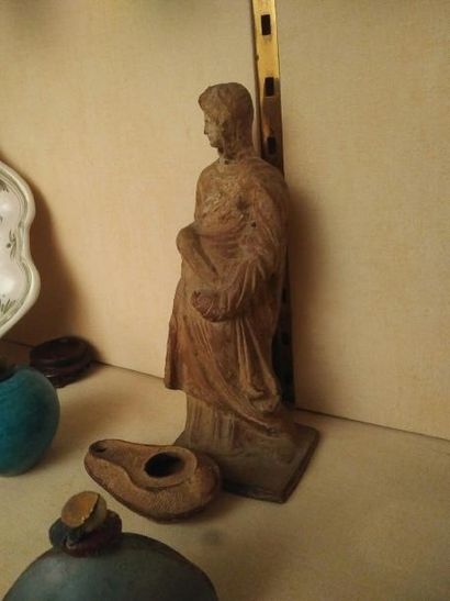 null TANAGRA en terre cuite.
(Restaurations).
Haut.: 24,5 cm
On y joint une lampe...