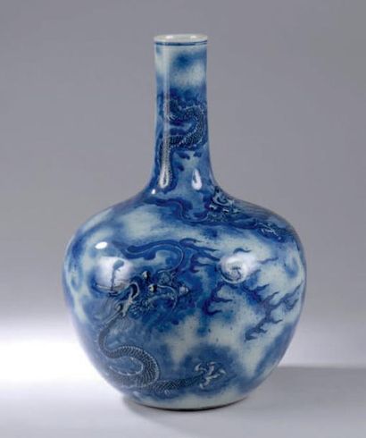 null *VASE en porcelaine de la chine à décor de dragons en camaïeu bleu.
XXe siècle.
Haut.:...