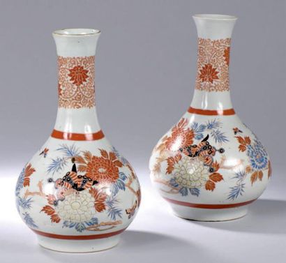 null *PAIRE de VASES en porcelaine du Japon à décor de chrysanthèmes.
XIXe siècl...