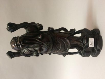 null BOIS sculpté «guerrier les bras levés».
Chine, fin XIXe siècle.