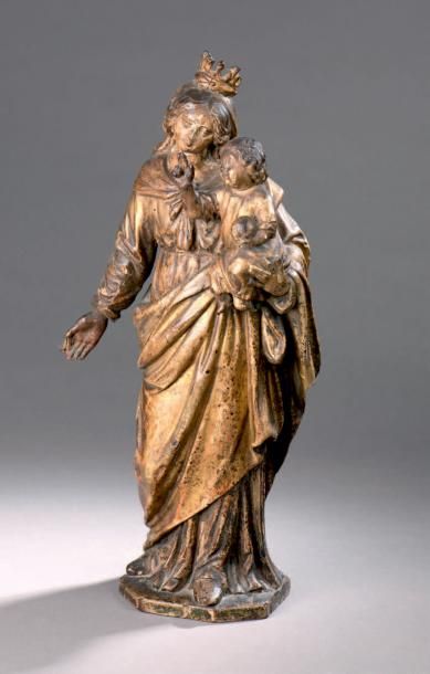 null VIERGE à L'ENFANT en bois sculpté et doré, représentée debout, légèrement déhanchée...