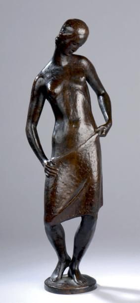 École du XXe siècle Femme debout
Épreuve en bronze à patine brune.
Monogrammée «M»...