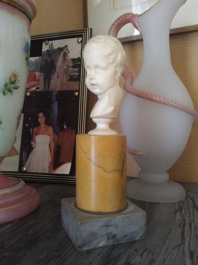 null BUSTE d'enfant en ivoire, base marbre jaune et gris.
XIXe siècle.
Haut. totale:...