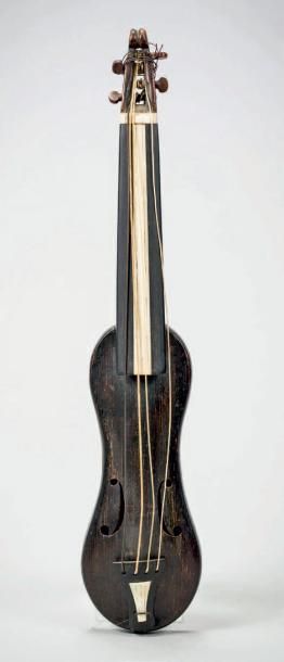 null POCHETTE ancienne forme guitare
Travail populaire du XVIIIe siècle.
Monoxyle...