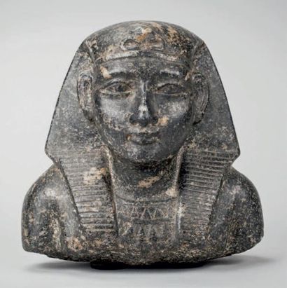 null BUSTE en pierre noire représentant une divinité de style égyptien.
Haut.: 19...