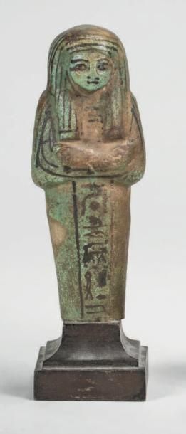 CHAOUABTI Faïence glaçure verte, inscription sur une colonne verticale et décor noir.
Égypte,...
