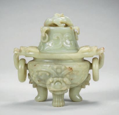 CHINE BRÛLE-PARFUM tripode en jade céladon à décor sculpté de masques de Taotie,...