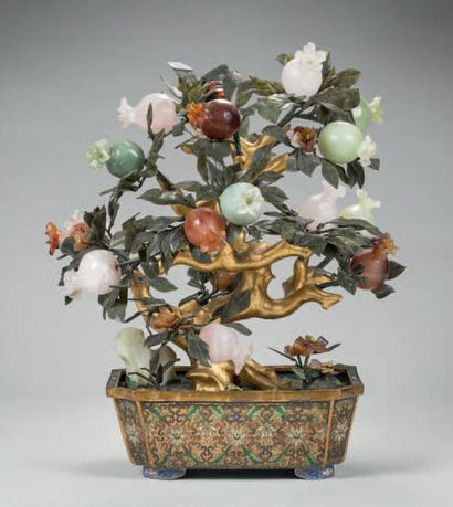 null PETITE JARDINIÈRE aux émaux cloisonnés, un arbre en jade céladon, agate et quartz...