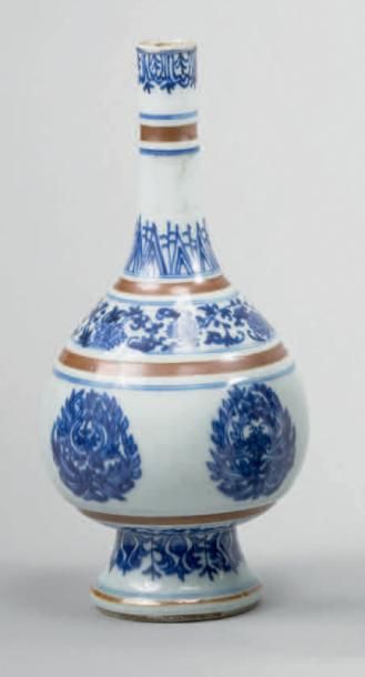 CHINE VASE bouteille en porcelaine à décor de camaieu bleu de rosaces et frises de...