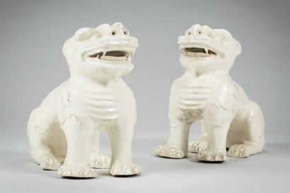 CHINE PAIRE de CHIENS de Fô en porcelaine émaillé crème, représentés assis la gueule...