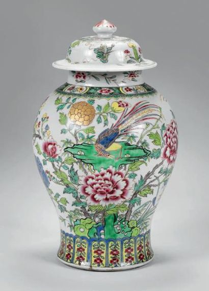 CHINE VASE balustre et son couvercle en porcelaine à décor polychrome et or d'un...