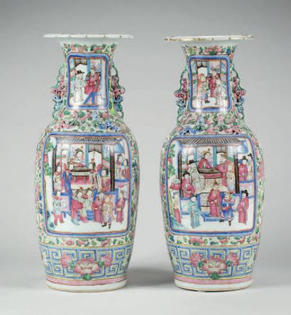 CHINE (Canton) Paire de vases balustres en porcelaine à décor polychrome de scènes...