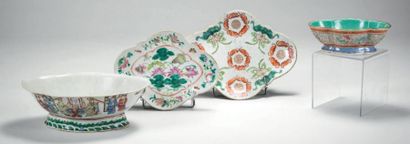 CHINE (Canton) LOT comprenant trois coupes polylobées en porcelaine à décor polychrome...