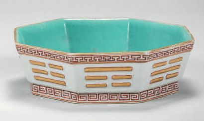 CHINE COUPE octogonale en porcelaine à décor en camaïeu rouge et or de trigrammes,...