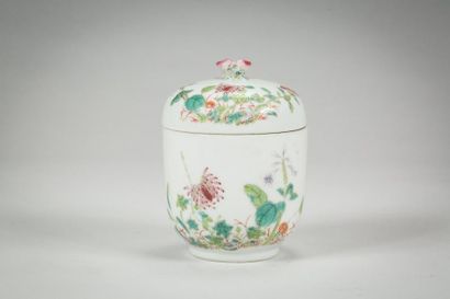 CHINE BOÎTE couverte en porcelaine à décor polychrome de pivoines.
Marque et époque...