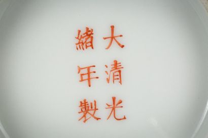 CHINE BOÎTE couverte en porcelaine à décor polychrome de pivoines.
Marque et époque...