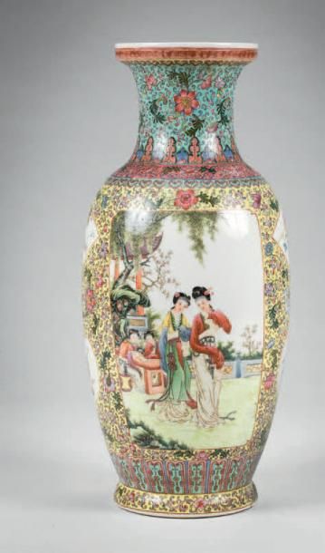 CHINE VASE balustre en porcelaine à décor polychrome dans le goût de la famille rose...