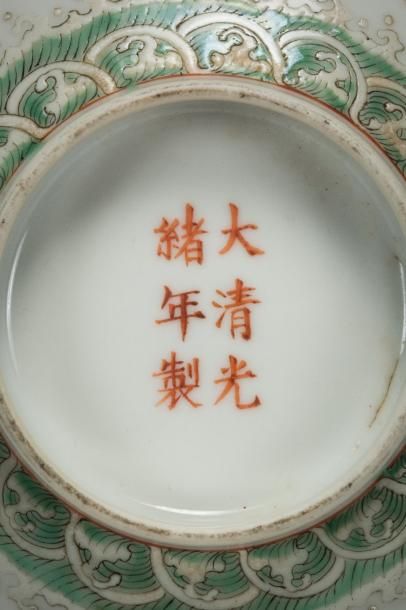 CHINE BOL en porcelaine à décor polychrome de dragons pourchassant la perle sacrée...