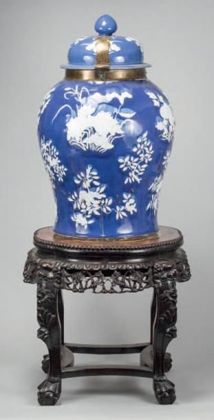 CHINE IMPORTANTE POTICHE couverte en porcelaine à décor en léger relief de fleurs...