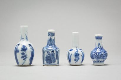CHINE Ensemble de quatre vases miniatures en porcelaine à décor en camaïeu bleu sur...
