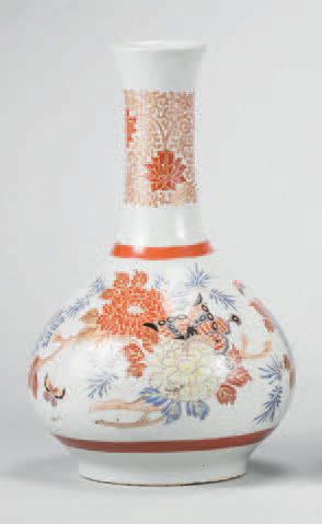 JAPON PAIRE de VASES bouteille en porcelaine à décor polychrome et or sur fond blanc...